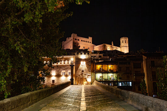 Valderrobres y su puente por la noche.