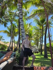 Modelo masculino turista em area externa tropical no verão  © Alexandre