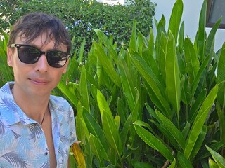 Modelo masculino turista em area externa tropical no verão  © Alexandre