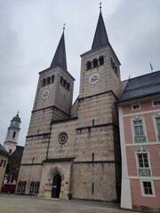 Fototapeta premium Zwei Türme der Stiftskirche St. Peter und Johannes der Täufer in Berchtesgaden Altstadt