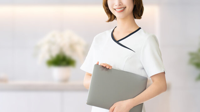 ノートパソコンを持つ女性スタッフ エステサロンや美容サービスのイメージ, Female Staff Holding Laptop Beauty Salon Service Concept
