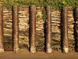 muro de contenção caminho de area na praia  © Alexandre