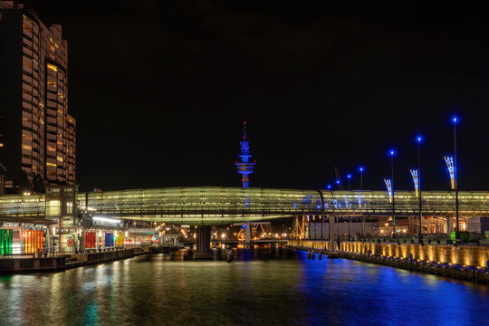 Bremerhaven bei Nacht, Gl&auml;serne Br&uuml;cke Alter Hafen