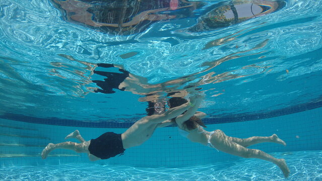casal  sub&aacute;quatico em piscina 