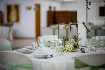 Fototapeta premium cutlery and glasses next to a bouquet of flowers