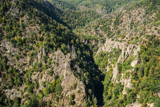 Schroffe Felsen und und vereinzelte B&auml;ume im Bodetal Harz