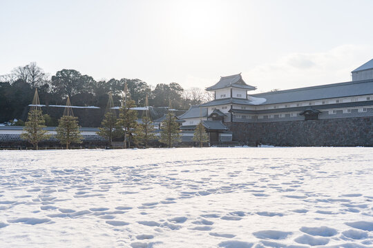 雪景色に佇む金沢城 橋爪門と五十間長屋