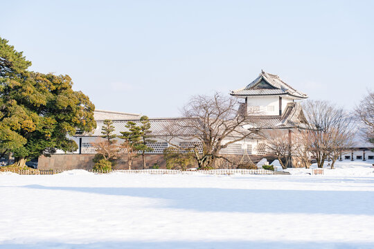 雪景色に佇む金沢城 五十間長屋