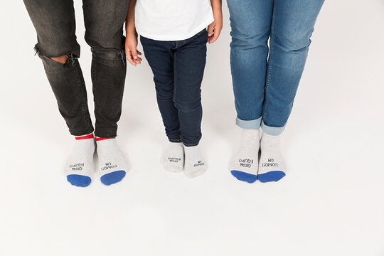 Pies de una familia de tres.