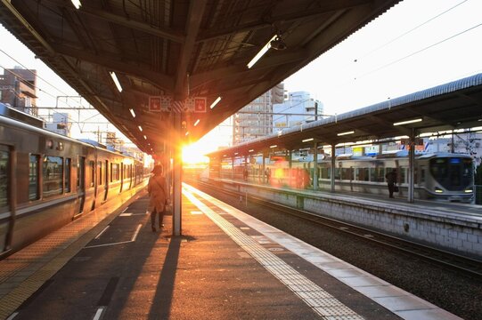 夕日が差し込む駅のホームと列車の風景