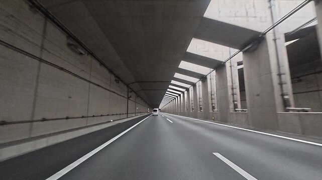 東京外環自動車道のトンネルを走行