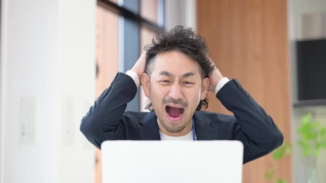 仕事のミスや失敗でショックを受け頭を抱えるストレスで驚く叫ぶイメージや円安や円高、株安など急な市場の値動き(下落)イメージの動画「ついにブラックマンデーか？」　パソコンを見る