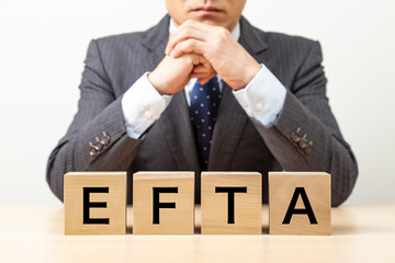 Obraz premium 「EFTA」と書かれたブロックとビジネスマン