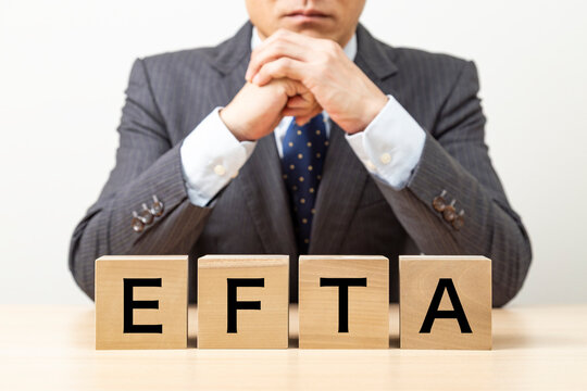 「EFTA」と書かれたブロックとビジネスマン