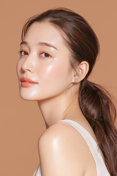 美容, 女性, スキンケア, 化粧品, ビューティー, 若い女性, 美肌, 日本人, アジア人, フェイシャル, メイク, 美容液, 保湿, クリーム, エイジングケア, 美容医療, エステ, 美容クリニック, 肌ケア, ナチュラルメイク, 透明感, ツヤ肌, モデル, 笑顔, ポートレート, クローズアップ, リラックス, 癒し, 健康的, 美白, コラーゲン, ヒアルロン酸, アンチエイジング