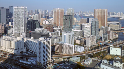 高層ビルが聳える都会 © VVVF