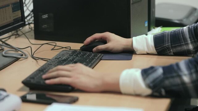 사무실책상키보드마우스손(업무+직장+모니터+남성+일+노동+사무직)