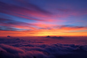 Obraz premium Serene Sunrise Above Clouds with Vibrant Colors in the Sky Creating a Tranquil and Inspiring Atmosphere for Nature Lovers and Dreamers