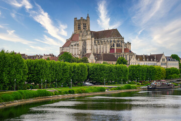 Obraz premium Saint Stephen Cathedral overlooking the Yonne river in Auxerre, France