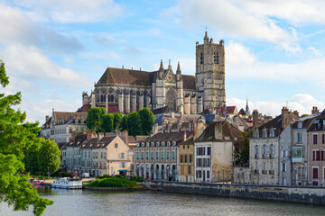 Obraz premium Saint Stephen Cathedral overlooking the Yonne river in Auxerre, France