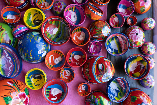 Jicaras de colores para bebidas en Oaxaca