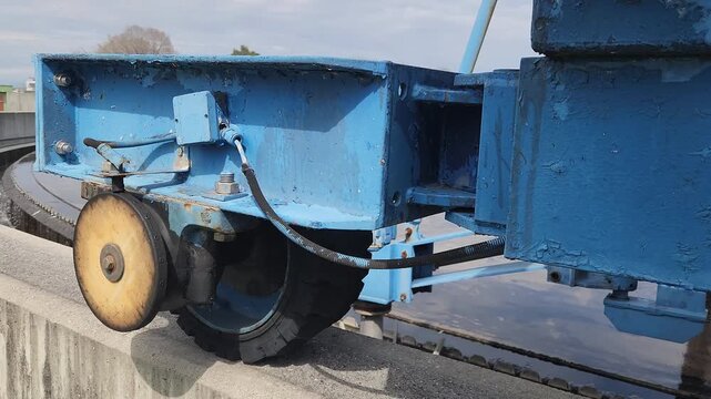 A surface skimmer or scum scraper continuously removes foam, oil, plastics, and floating debris from the water surface, ensuring cleaner flow to the next treatment stage
