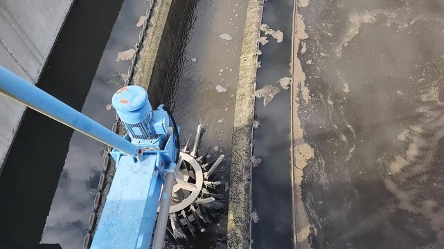 A surface skimmer or scum scraper continuously removes foam, oil, plastics, and floating debris from the water surface, ensuring cleaner flow to the next treatment stage