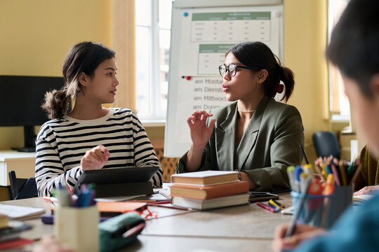 Teacher training pronunciation with students in a language class