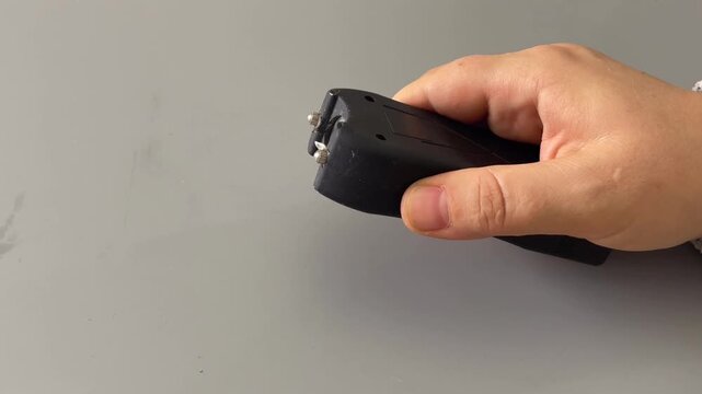 stun gun makes a loud crackling noise and  electricity sparks when working