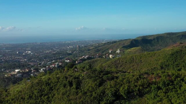 The scene highlights why this area has become a favorite escape for locals and tourists seeking relaxation, good coffee, and stunning views.