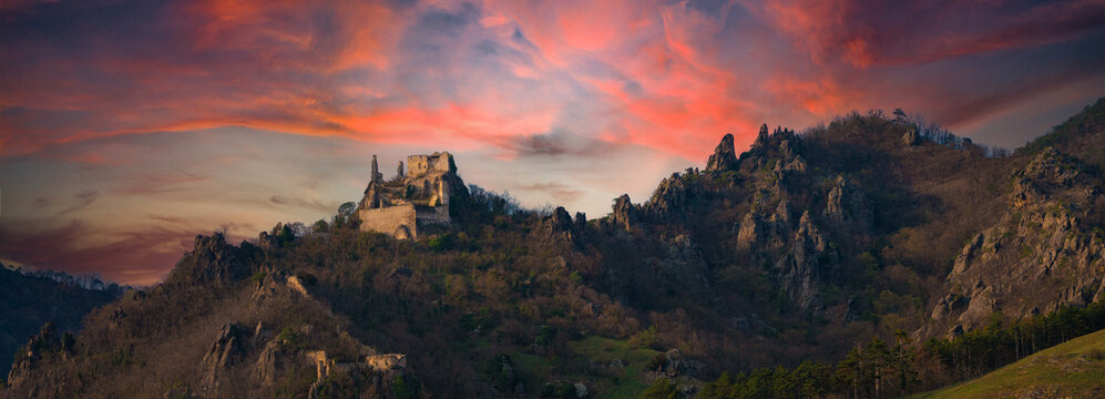 Ruine d&uuml;rnstein mit Felsnadeln im Abendlicht