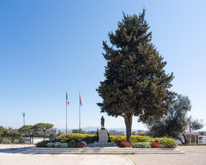 Obraz premium War memorial at Giardini Petrucci, urban park in Pomezia, Italy