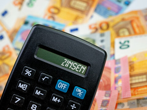 Taschenrechner mit dem Wort Zinsen im Display