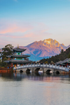 The beautiful scenery of ancient buildings in Yulong Snow Mountain and Heilongtan Park, Lijiang City, Yunnan Province, China were captured on January 12, 2026