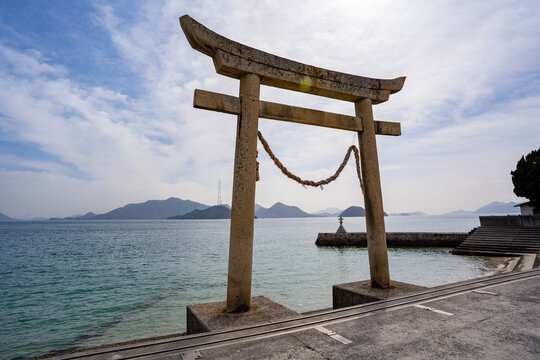 床浦神社の海辺の鳥居の風景（竹原市）