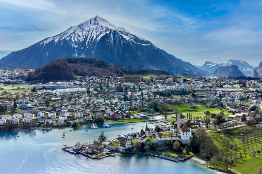 Spiez et le Niesen au pied des Alpes bernoises