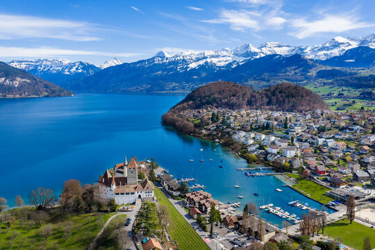 Ch&acirc;teau de Spiez au bord du lac de Thoune