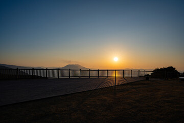 Obraz premium 惣陣が丘展望所から見る錦江湾と桜島の夕景