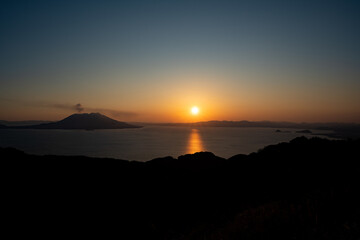 Obraz premium 惣陣が丘展望所から見る錦江湾と桜島の夕景