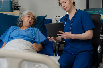 Obraz premium Doctor Explaining Brain Scan Results to Senior Patient in Hospital Consultation.