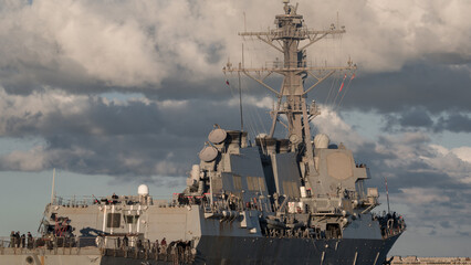 Fototapeta premium GUIDED MISSILE DESTROYER - An American warship sails the sea 