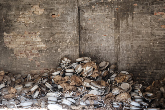 Die &Uuml;berreste einer alten Schwesternschule liegen auf einem Haufen. Jede Menge alte Bettfannen.