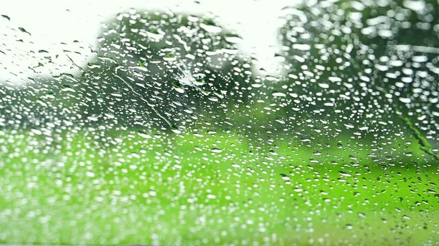 車の窓ガラスについている雨の水滴