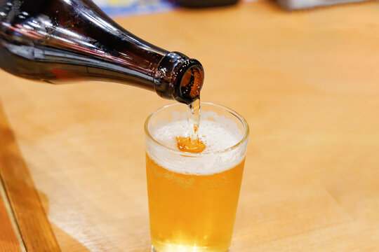 瓶ビールからグラスへ注がれる黄金色のビール