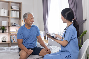 Obraz premium Senior man discussing health concerns with Nurse professional caregiver during home consultation. Concept of elderly care, medical advice, trust, support, Health checkup.