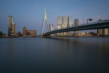 Obraz premium Erasmus Bridge in Rotterdam at dusk, long exposure photography