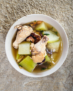 Thai clear soup with winter melon and chicken (Tom jued fak khao)