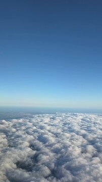 acima das nuvens viagem de avi&atilde;o 