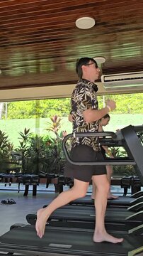 homem faz treino em acad&ecirc;mia 