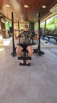 homem faz treino em acad&ecirc;mia 